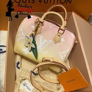 lght pink SPEEDY BANDOULIÈRE 25 by the pool summer